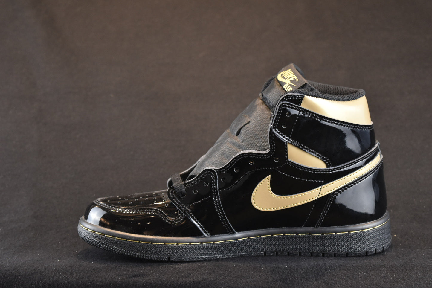 AIR JORDAN 1 RETRO HIGH OG BLACK METALLIC GOLD